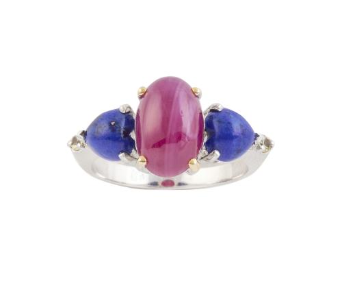 Sortija con cabuchón de rubí oval de 3,78 ct. flanqueado po