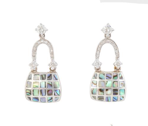 Pendientes de madreperla con diseño de bolso con asas de br