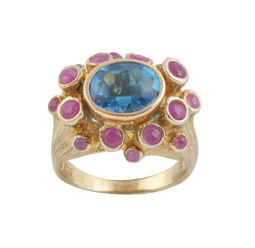 Sortija con topacio azul oval y rubíes engastados en chaton