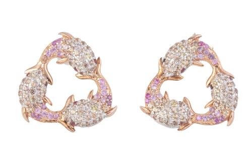 Pendientes con tres delfines encadenados de zafiros de colo