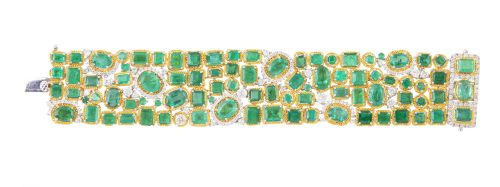 Brazalete ancho articulado cuajado de esmeraldas de distint