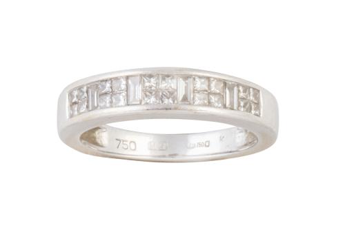 Sortija media alianza de cuartetos de diamantes talla princ