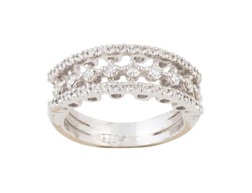 Sortija con nueve brillantes engastados en garras flanquead