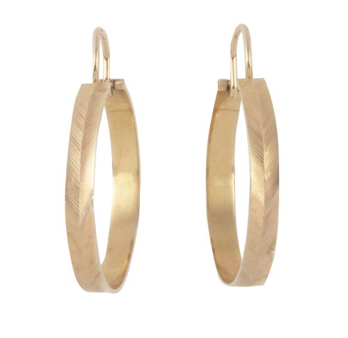 Pendientes criollas en oro con banda decorada con grabado e