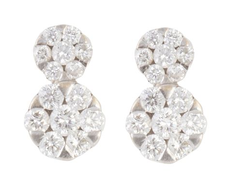 Pendientes con doble rosetón de brillantes, el inferior de 