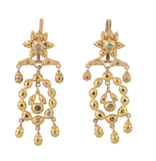 Pendientes largos de diamantes S. XIX con flor de la que pe