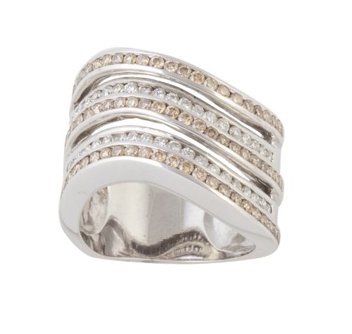 Sortija con cinco bandas sinuosas que alternan brillantes b