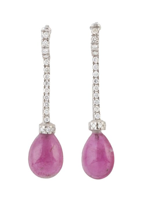 Pendientes largos con gota de turmalina rosa que pende de l