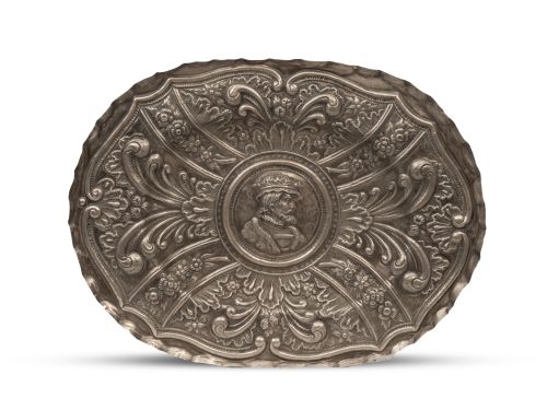 Bandeja en plata repujada con retrato de marqués de perfil.