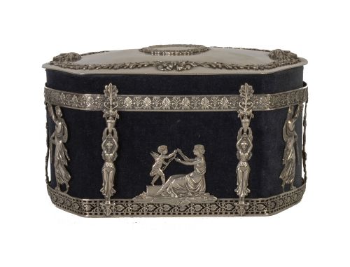Caja de estilo imperio, de terciopelo, montada en plata. Co
