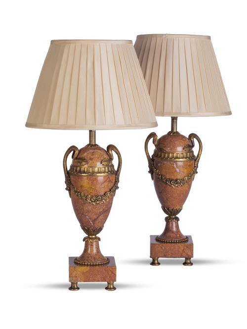 Pareja de jarrones de mármol rosa y bronce aplicado de esti