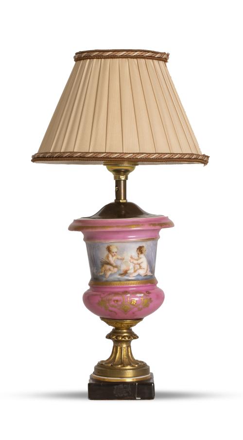 Copa de porcelana esmaltada de rosa con puttis, montada com