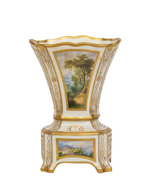Jarrón de porcelana esmaltada y dorada con paisajes en rese