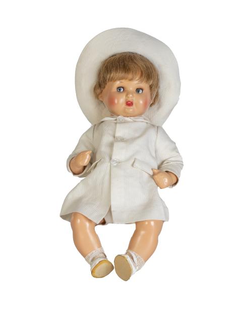 Juanín.Muñeco de cartón piedra vestido de blanco con ojos