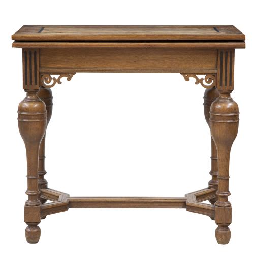 Mesa de juego de madera tallada.Trabajo holandés, h. 1900.