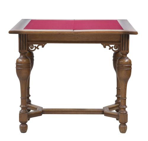 Mesa de juego de madera tallada.Trabajo holandés, h. 1900.