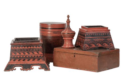 Lote de cinco cajas de madera lacada de rojo y negro para g