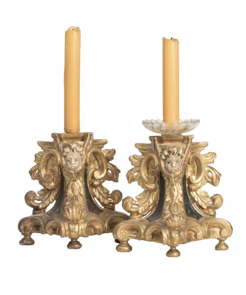 Pareja de hacheros de madera tallada, policromada y dorada.