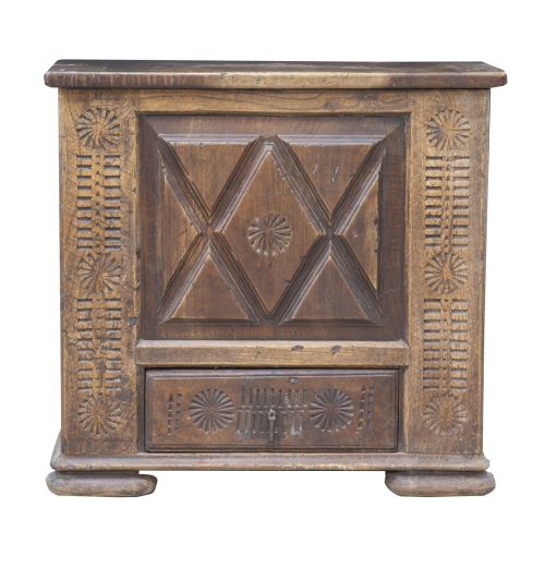 Armario bajo de madera de castaño tallada y grabada.Traba