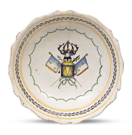 Plato de cerámica esmaltada decorado con triunfos bajo coro