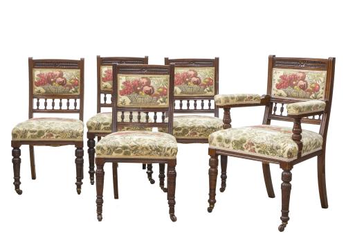 Juego de doce sillas de comedor de madera tallada y una sil