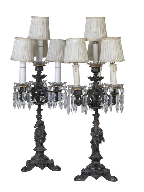 Pareja de candelabros de metal de cuatro luces con pandeloc