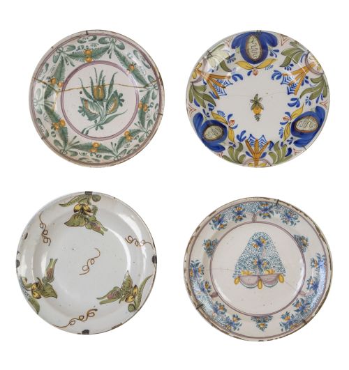 Lote de cuatro platos de cerámica esmaltada en verde, amari