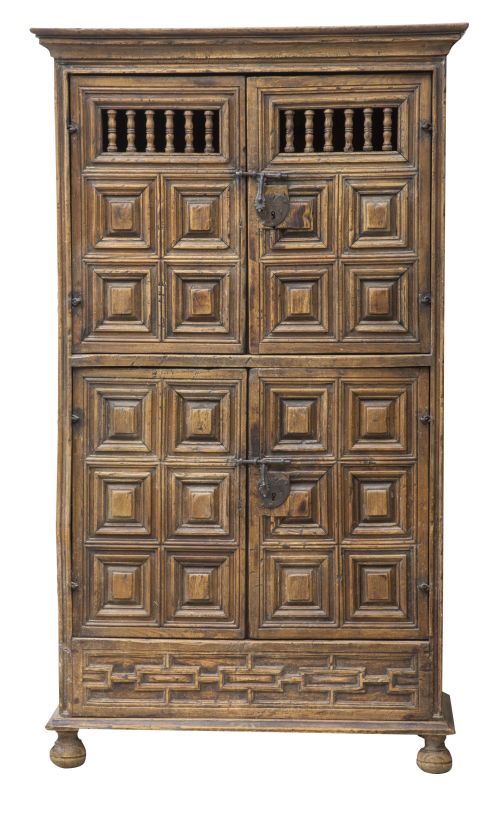 Alacena de madera tallada con cuarterones y cerradura con f