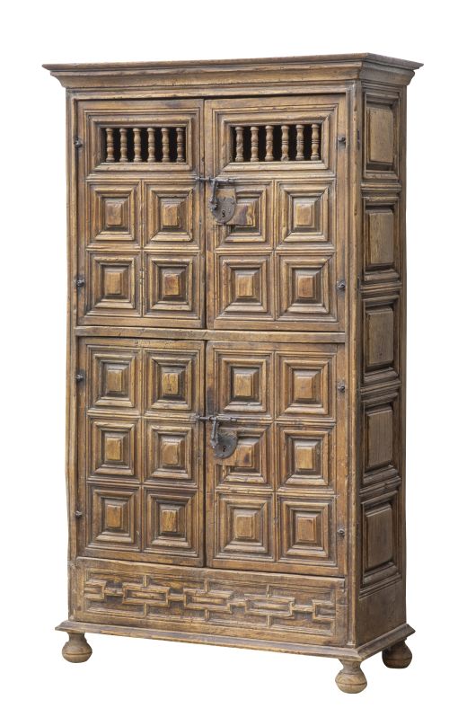 Alacena de madera tallada con cuarterones y cerradura con f