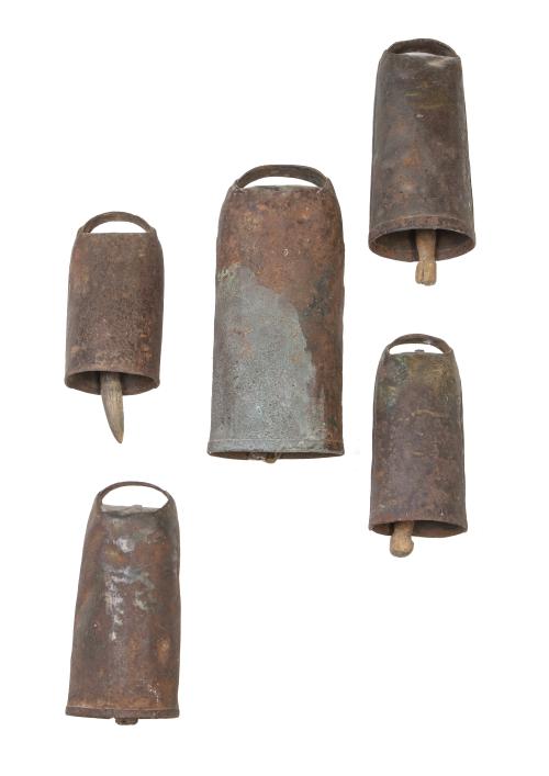 Lote de cinco cencerros de metal.