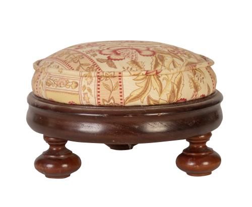 Reposa pies circular de madera de caoba, tapizado con decor