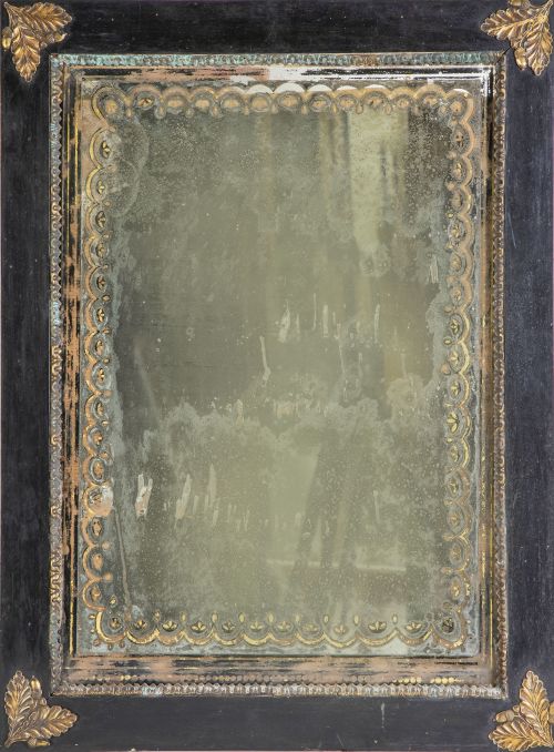 Espejo de madera ebonizada con aplicaciones de bellotas de 