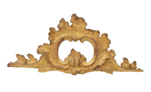 Remate de madera tallada y dorada con tornapuntas en "C".