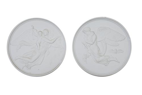 Pareja de tondos de biscuit con figuras mitológicas aladas.