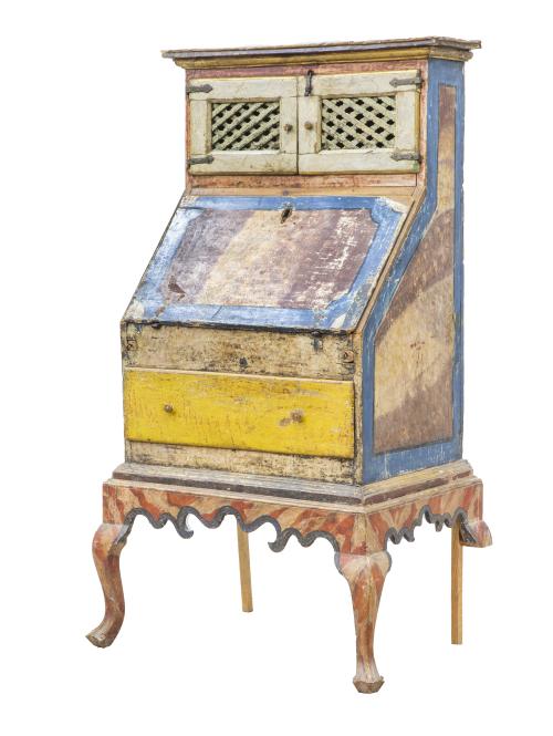 Mueble escritorio Felipe V de madera tallada y policromada.