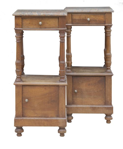 Pareja de mesillas de madera de nogal tallado con tapa de m