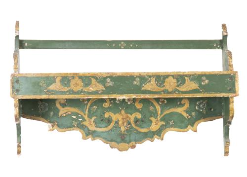 Estantería de madera tallada, policromada de verde y dorada