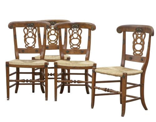 Juego de cuatro sillas de estilo imperio de madera tallada 