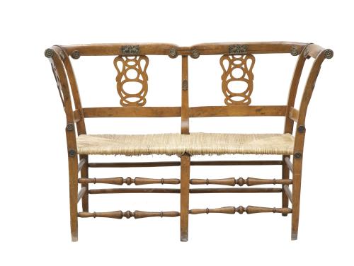 Banco fernandino de estilo imperio de madera tallada con ap