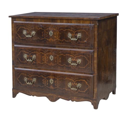 Cómoda de madera de nogal y marquetería.Posiblemente trab