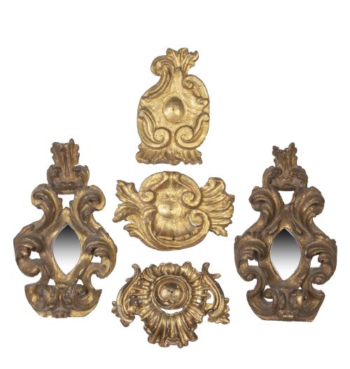 Lote de cinco remates de madera tallada y dorada, dos de el