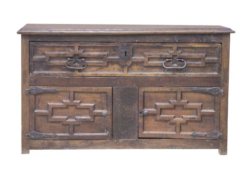 Mueble de sacristía de madera de nogal de talla geométrica 