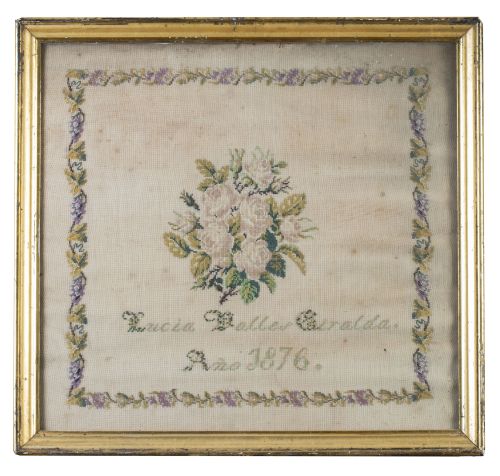 Bordado con ramillete y nombre "Lucía Vallés Giralda".Esp