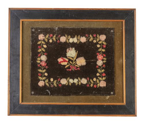 Bordado con flores sobre fondo negro.S. XIX.