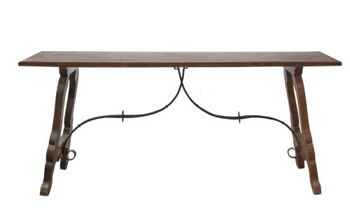 Bufete de madera tallada con fiadores de hierro y patas de 