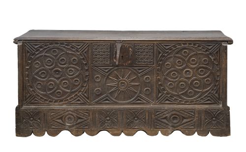 Arcón de madera tallada con decoración de motivos geométric