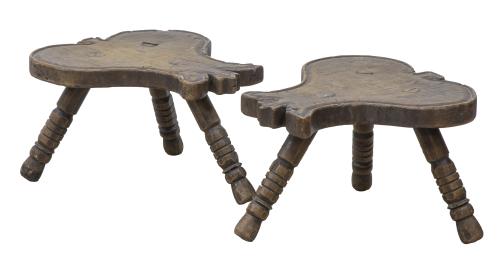 Pareja de taburetes de madera tallada de castaño.España, 