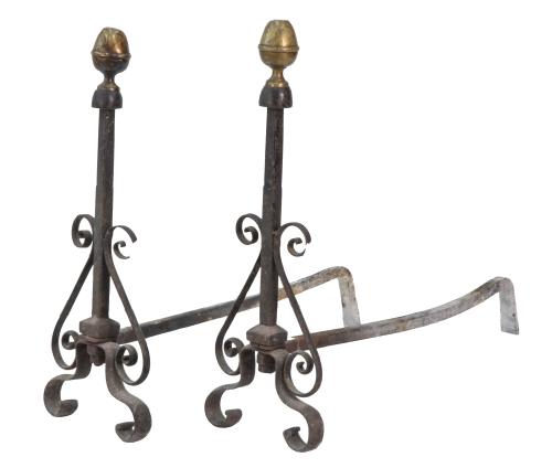 Pareja de morillos de hierro y bronce dorado, rematados por