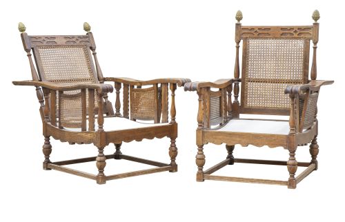 Pareja de butacas regulables de madera tallada de roble con