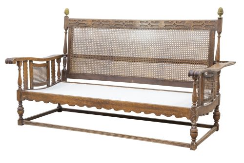 Sofá de madera de roble tallado con respaldo de rejilla.P